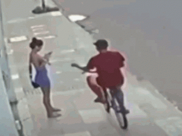  Clip: Cướp điện thoại của gái xinh, nam thanh niên nhận ngay kết đắng 