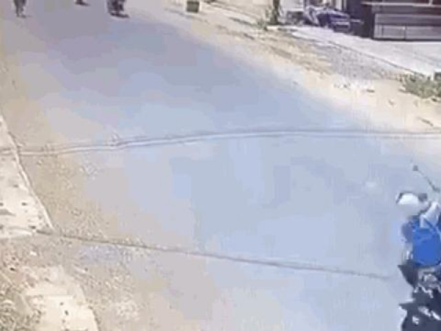 Clip Eva - Thanh niên ngơ ngác tìm xe sau khi tự ngã xuống đường