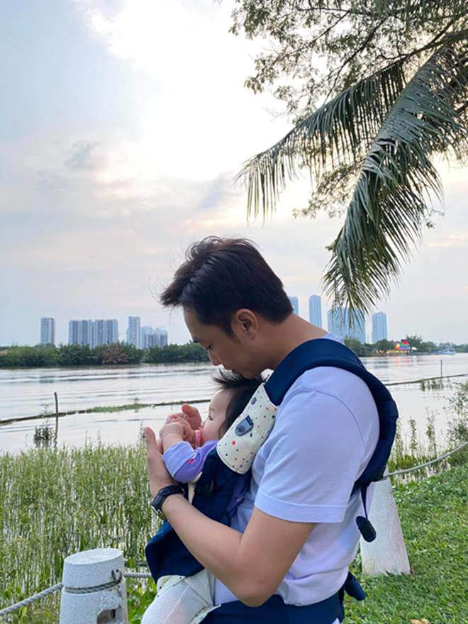 Cùng Đàm Thu Trang đưa con đi Phú Quốc, Cường Đôla tay xách nách mang chuẩn bỉm sữa - 11