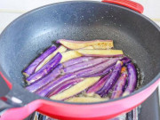 Bếp Eva - Xào cà tím đừng cho ngay vào chảo dầu, thêm 2 bước nữa cà không thâm, không béo ngậy