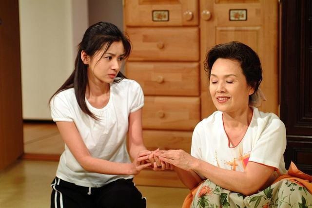 Nghe tiếng động lạ trong phòng mẹ chồng lúc khuya, tôi bất ngờ khi một lần hé cửa nhìn&nbsp; - 1