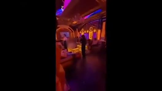 Chị chồng đến tận quán karaoke đánh ghen hộ em dâu, "dằn mặt” tiểu tam khiến tất cả hả hê
