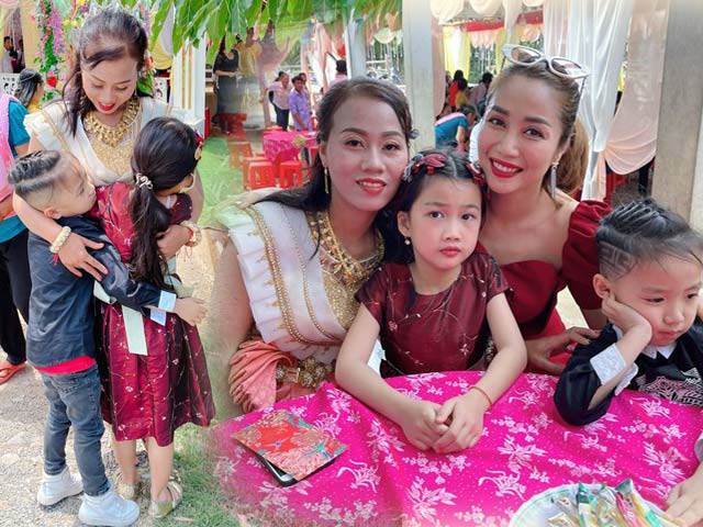 Bảo mẫu người Khmer đi lấy chồng, 2 con Ốc Thanh Vân buồn ra mặt, ôm mãi không muốn về