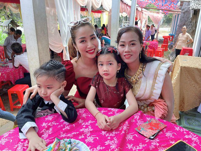 Bảo mẫu người Khmer đi lấy chồng, 2 con Ốc Thanh Vân buồn ra mặt, ôm mãi không muốn về - 3