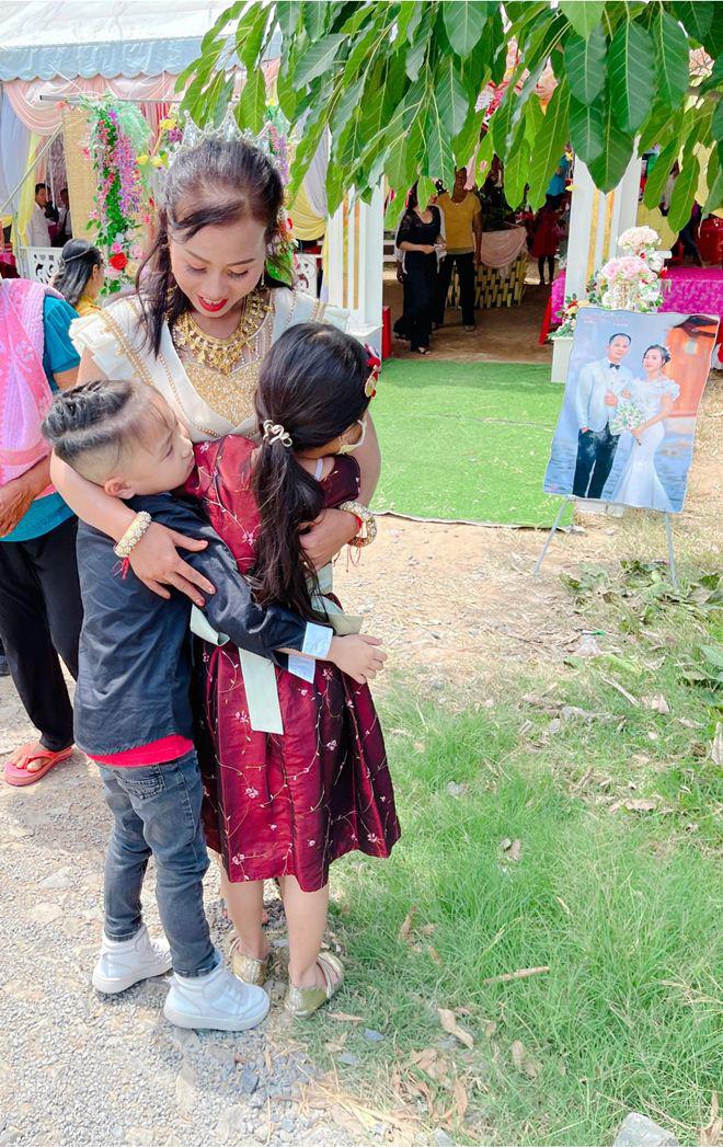 Bảo mẫu người Khmer đi lấy chồng, 2 con Ốc Thanh Vân buồn ra mặt, ôm mãi không muốn về - 8