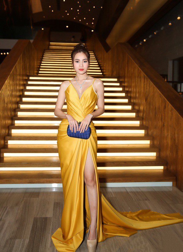 Đi giày siêu cao, con gái diva Mỹ Linh sải bước cầu thang thượng thừa như người mẫu - 13