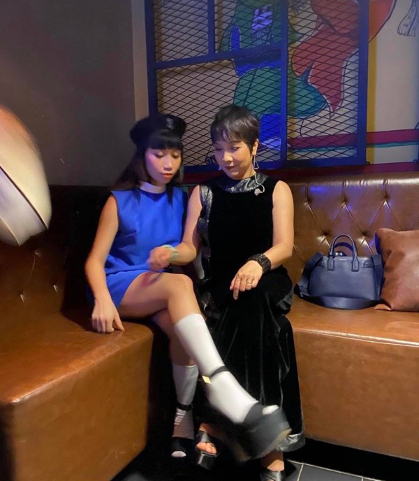 Đi giày siêu cao, con gái diva Mỹ Linh sải bước cầu thang thượng thừa như người mẫu - 1