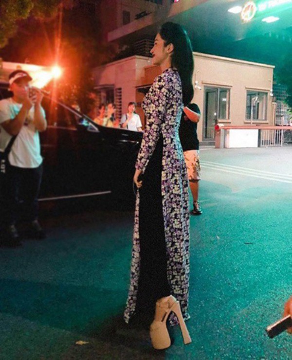 Đi giày siêu cao, con gái diva Mỹ Linh sải bước cầu thang thượng thừa như người mẫu - 5