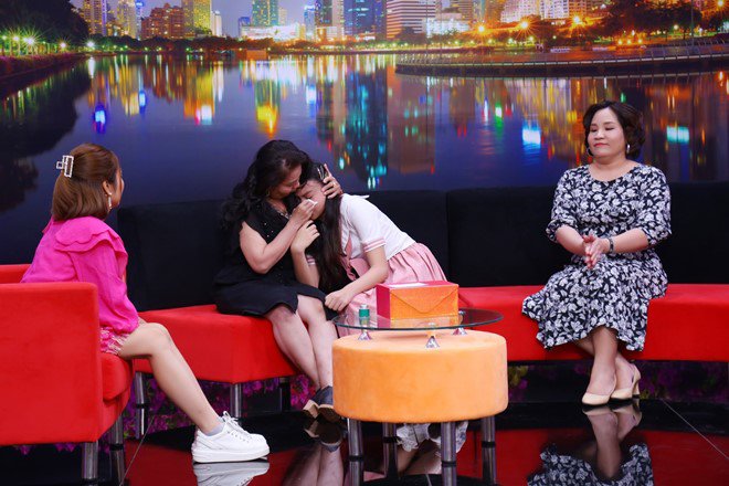 Ốc Thanh Vân đau lòng trước bé gái được mẹ chở đi bắt tại trận ba ngoại tình - 10