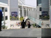 Tin tức - Giàu "nứt khố đổ vách" nhưng người đàn ông này vẫn chỉ mua ô tô cũ, đi máy bay hạng phổ thông và không ngại đi xe 3 bánh từ sân bay về nhà