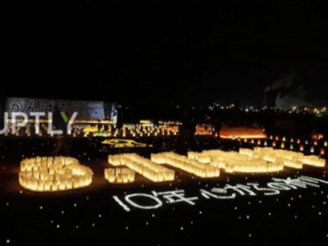  Du khách Nhật Bản xúc động đặt nến tưởng niệm nạn nhân động đất và sóng thần năm 2011 