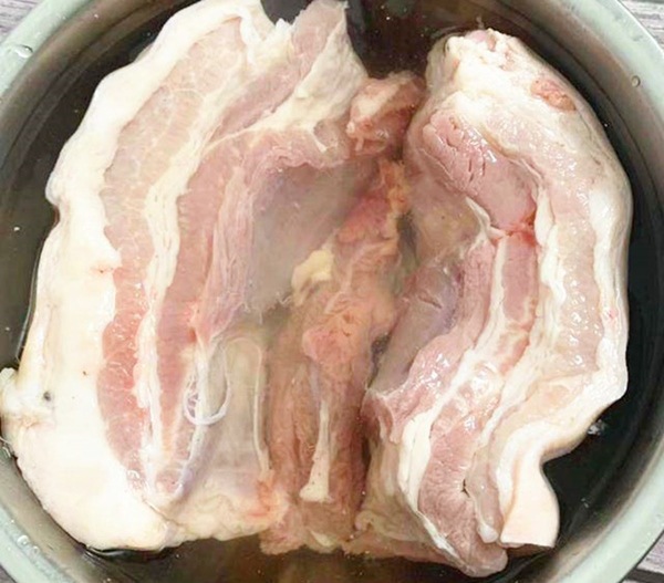 Luộc thịt lợn, 3 thứ không nên cho vào, nhiều người làm sai bảo sao thịt mất ngon - 3