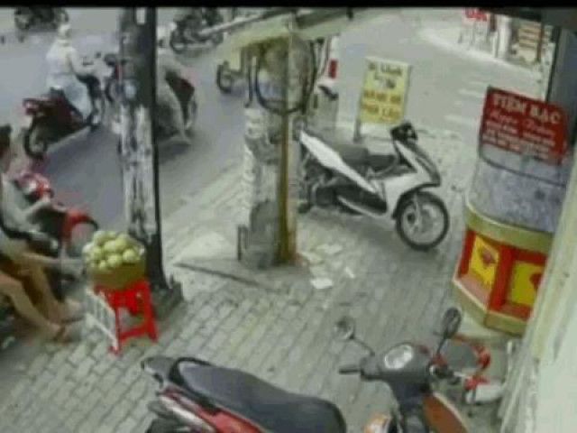 Clip Eva - Dừng đèn đỏ, 3 thanh niên tiện tay "chôm" nguyên rổ xoài