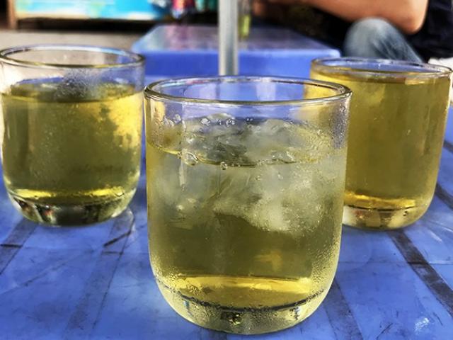 Những biểu hiện cảnh báo bạn nên hạn chế uống trà xanh, nên uống bao nhiêu cốc mỗi ngày?