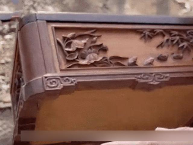 Bán của hồi môn với giá rẻ bèo vì túng thiếu, cụ bà choáng váng khi biết giá trị thực