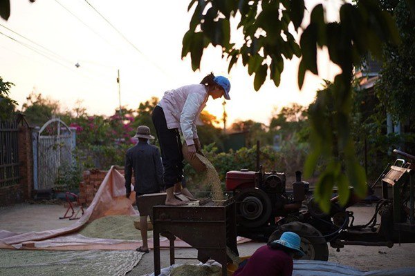 2 nàng hậu Đỗ Thị Hà, H’hen Niê lớn lên ở quê, nhà có vườn rộng, về tự hào khoe - 3