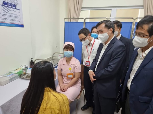 COVID-19 ngày 15/3: Chính thức tiêm thử nghiệm loại vắc xin phòng COVID-19 thứ 2 do Việt Nam sản xuất - 1