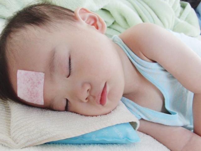 Trẻ bị viêm amidan sốt mấy ngày và khi nào cần đưa đi viện?