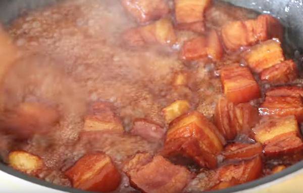 Nấu thịt kho nên cho nước lạnh hay nóng, nếu làm sai thịt dai khô không ngon mềm - 5