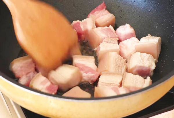 Nấu thịt kho nên cho nước lạnh hay nóng, nếu làm sai thịt dai khô không ngon mềm - 4