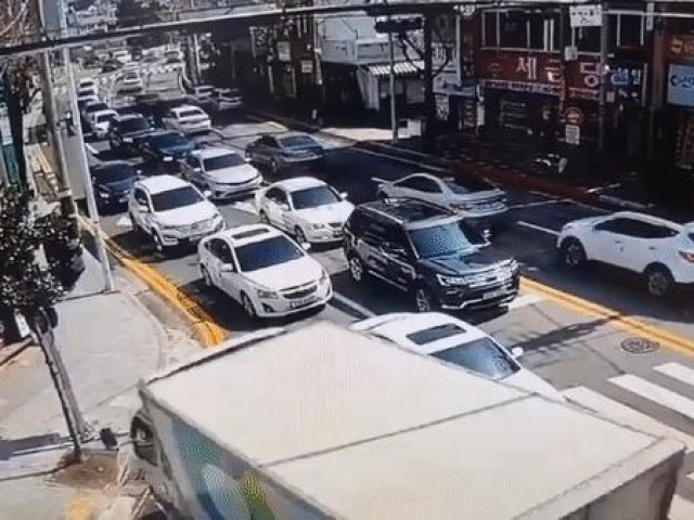 Clip Eva - Pha xử lý 'mẫu mực' của tài xế khi xe tải mất phanh