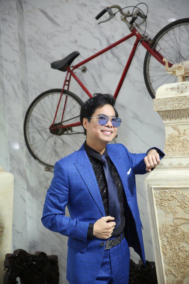 Ca sĩ hơn 50 vẫn còn amp;#34;zinamp;#34;, sống trong nhà dát vàng và những điều không giống ai - 1