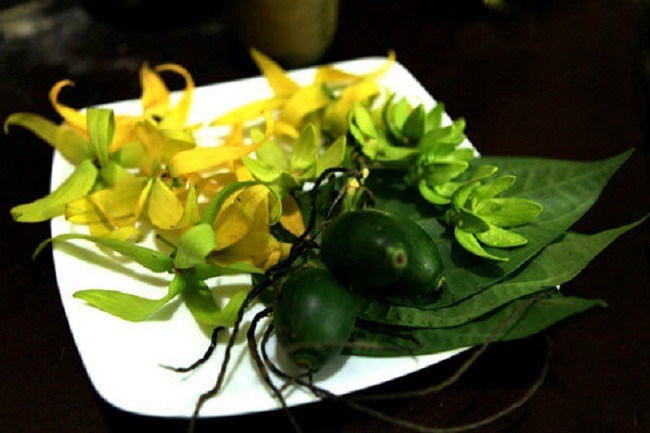 Người phụ nữ gói hoa lễ cuối cùng ở Hà Nội: Hoa xưa vốn để cúng giờ thành món ăn - 7