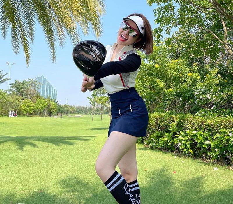 Ngoài ra Trâm Anh gần đây cũng say sưa đi đánh Golf, bộ môn thể thao quý tộc này không chỉ có lợi về mặt tinh thần mà giúp bạn thêm sức khỏe, sự dẻo dai và một thể lực tốt vượt trội so với người thường.
