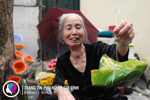 Người phụ nữ gói hoa lễ cuối cùng ở Hà Nội: Hoa xưa vốn để cúng giờ thành món ăn - 2