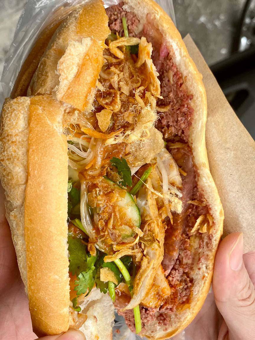 Cầm 20.000 đồng ăn hết các quán ăn vặt ngon rẻ Hà Nội - 11