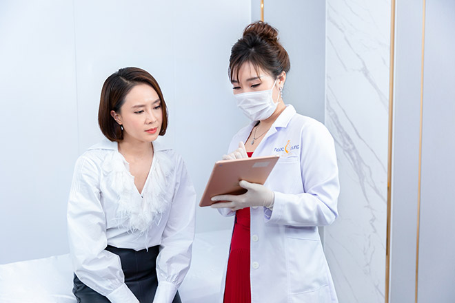 Hồng Diễm được các chuyên gia tư vấn các công nghệ giúp trẻ hóa da