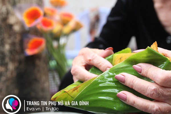 Người phụ nữ gói hoa lễ cuối cùng ở Hà Nội: Hoa xưa vốn để cúng giờ thành món ăn - 9