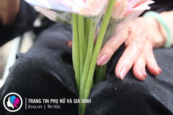 Người phụ nữ gói hoa lễ cuối cùng ở Hà Nội: Hoa xưa vốn để cúng giờ thành món ăn - 5