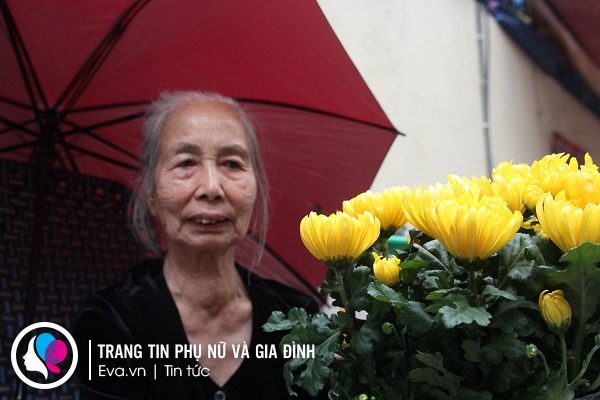 Người phụ nữ gói hoa lễ cuối cùng ở Hà Nội: Hoa xưa vốn để cúng giờ thành món ăn - 1