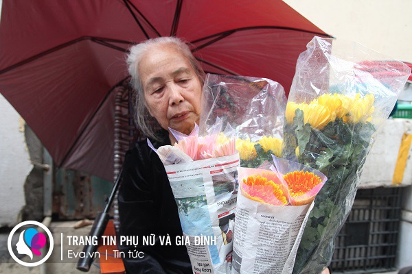Người phụ nữ gói hoa lễ cuối cùng ở Hà Nội: Hoa xưa vốn để cúng giờ thành món ăn - 4