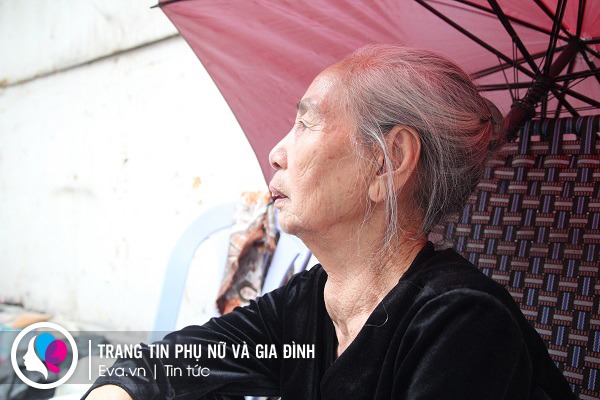 Người phụ nữ gói hoa lễ cuối cùng ở Hà Nội: Hoa xưa vốn để cúng giờ thành món ăn - 3