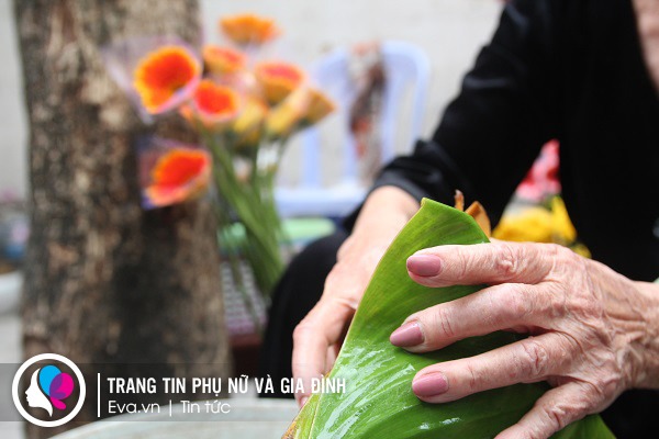 Người phụ nữ gói hoa lễ cuối cùng ở Hà Nội: Hoa xưa vốn để cúng giờ thành món ăn - 8