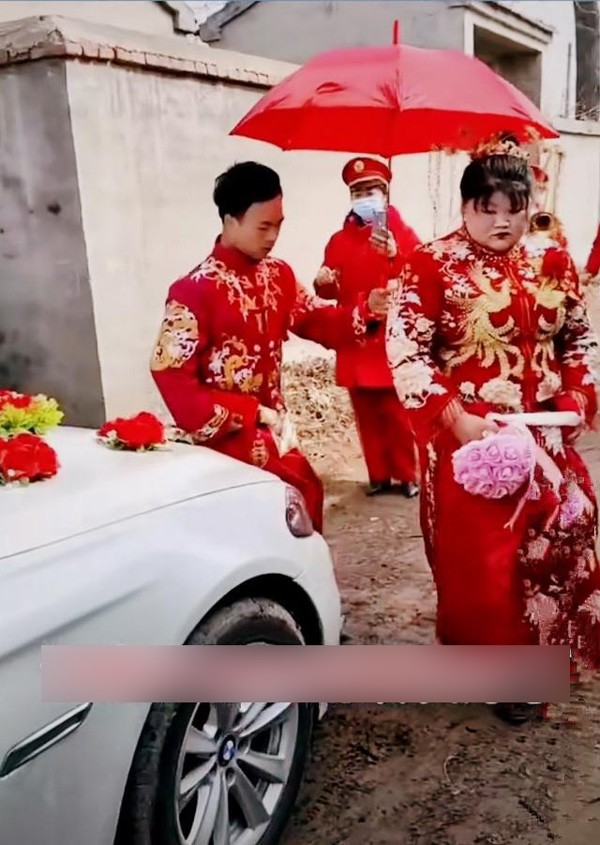 Cô dâu mặt nhăn nhó amp;#34;khó ởamp;#34; khi về nhà chồng, nhìn sang chú rể ai cũng bất ngờ - 1