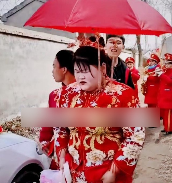 Cô dâu mặt nhăn nhó amp;#34;khó ởamp;#34; khi về nhà chồng, nhìn sang chú rể ai cũng bất ngờ - 2