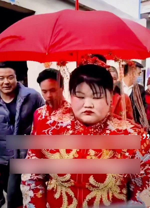 Cô dâu mặt nhăn nhó amp;#34;khó ởamp;#34; khi về nhà chồng, nhìn sang chú rể ai cũng bất ngờ - 3