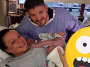 Bà bầu - Hào hứng gửi ảnh con mới sinh, anh chồng vô tình làm lộ cảnh "hớ hênh" của vợ đẻ