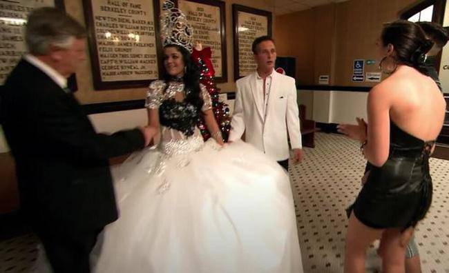 Dì của chú rể nói xấu cô dâu khiến chị họ tức tối, biến lễ cưới thành amp;#34;hội đấu vậtamp;#34; - 1