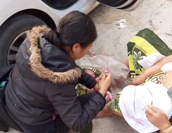 Mẹ bầu người Mông chuyển dạ trên taxi, sinh con gái 3,6kg bên vệ đường - 1