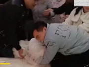 Tin tức - Khách nam ôm chặt, đè cô dâu ra giường, dân mạng bức xúc trước thái độ của người xung quanh