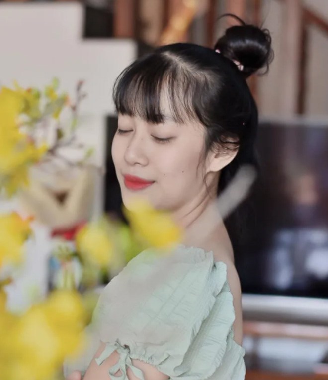 Nhan sắc xinh đẹp của bà bầu cầm rựa amp;#34;xông phiamp;#34; ra cổng giúp chồng đuổi trộm - 2