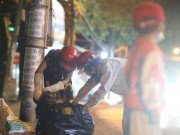 Tin tức - Nghèo vì đẻ nhiều, lại thất nghiệp sau Tết, vợ chồng ẵm con 5 tuổi nhặt ve chai mỗi đêm