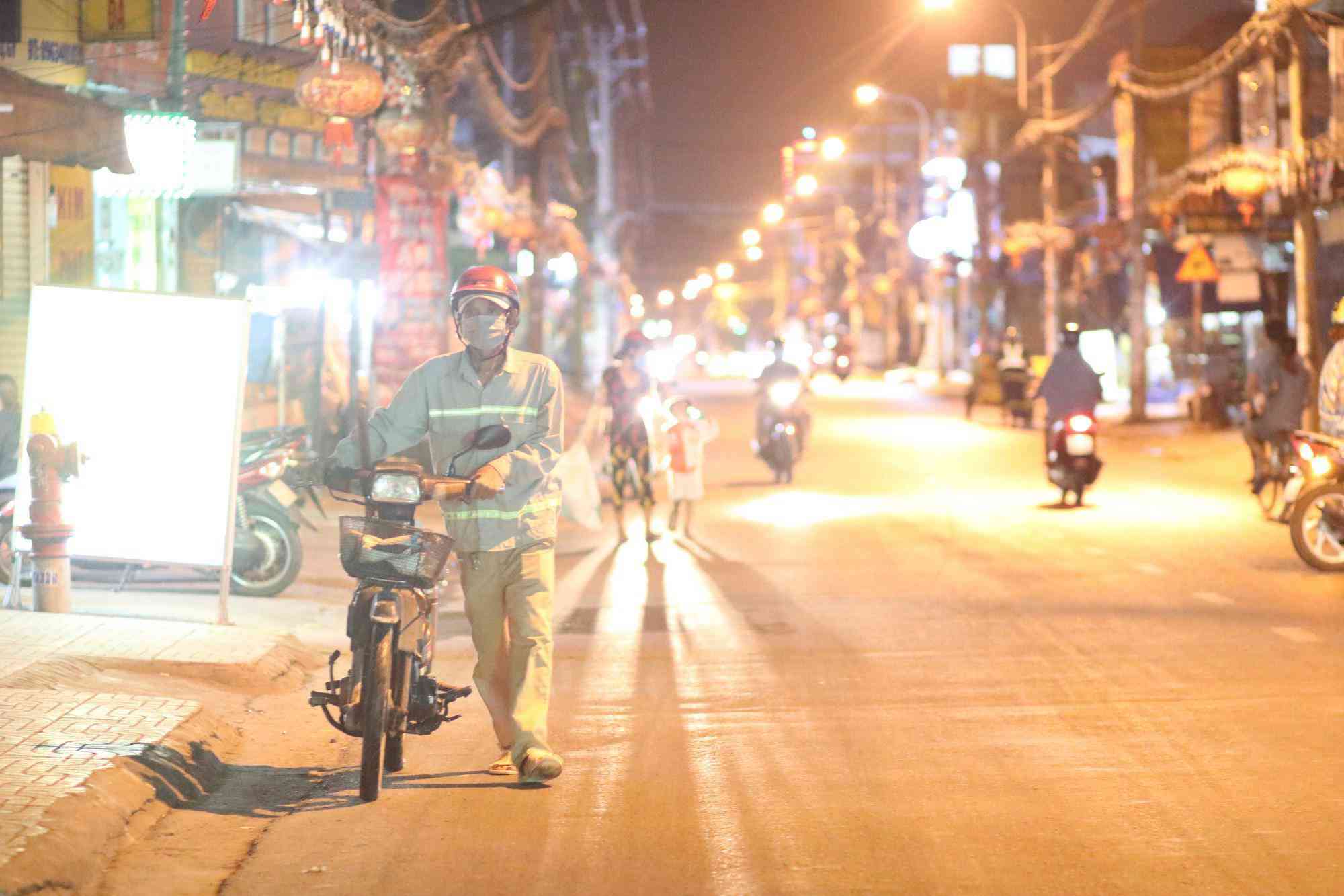 Nghèo khổ vì đẻ nhiều, lại thất nghiệp sau Tết, hai vợ chồng ẵm con trai 5 tuổi nhặt ve chai mỗi đêm - 1