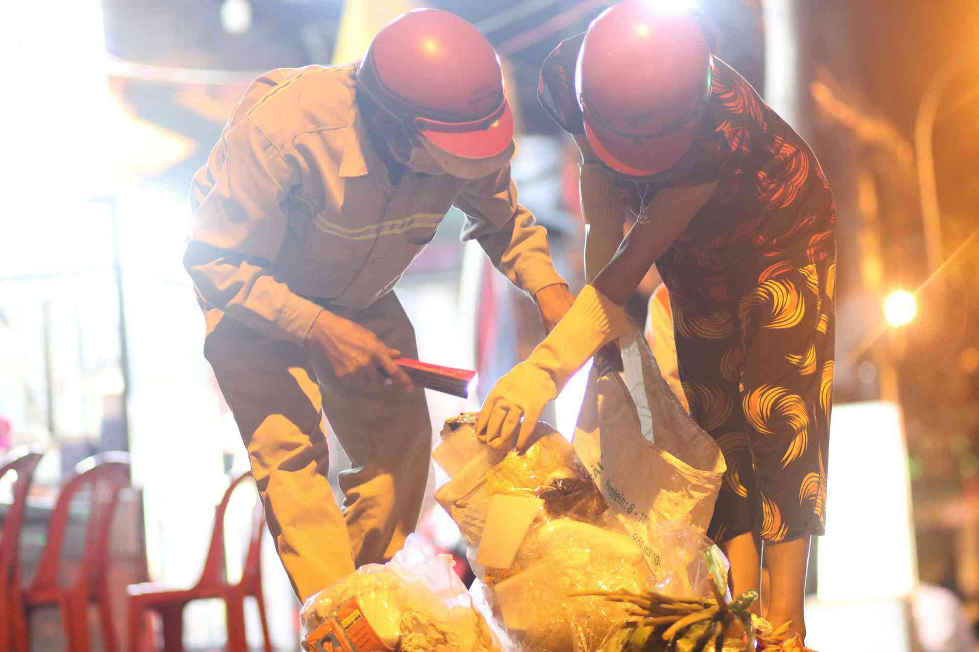 Nghèo khổ vì đẻ nhiều, lại thất nghiệp sau Tết, hai vợ chồng ẵm con trai 5 tuổi nhặt ve chai mỗi đêm - 3