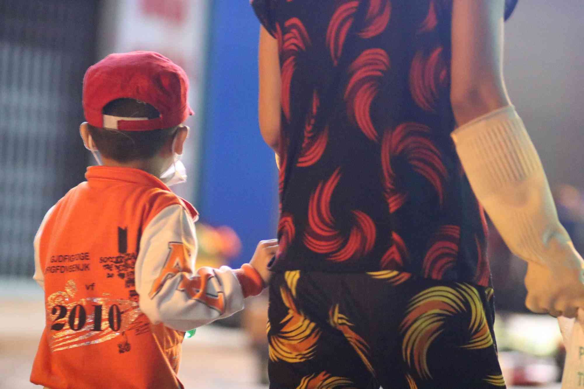 Nghèo khổ vì đẻ nhiều, lại thất nghiệp sau Tết, hai vợ chồng ẵm con trai 5 tuổi nhặt ve chai mỗi đêm - 2