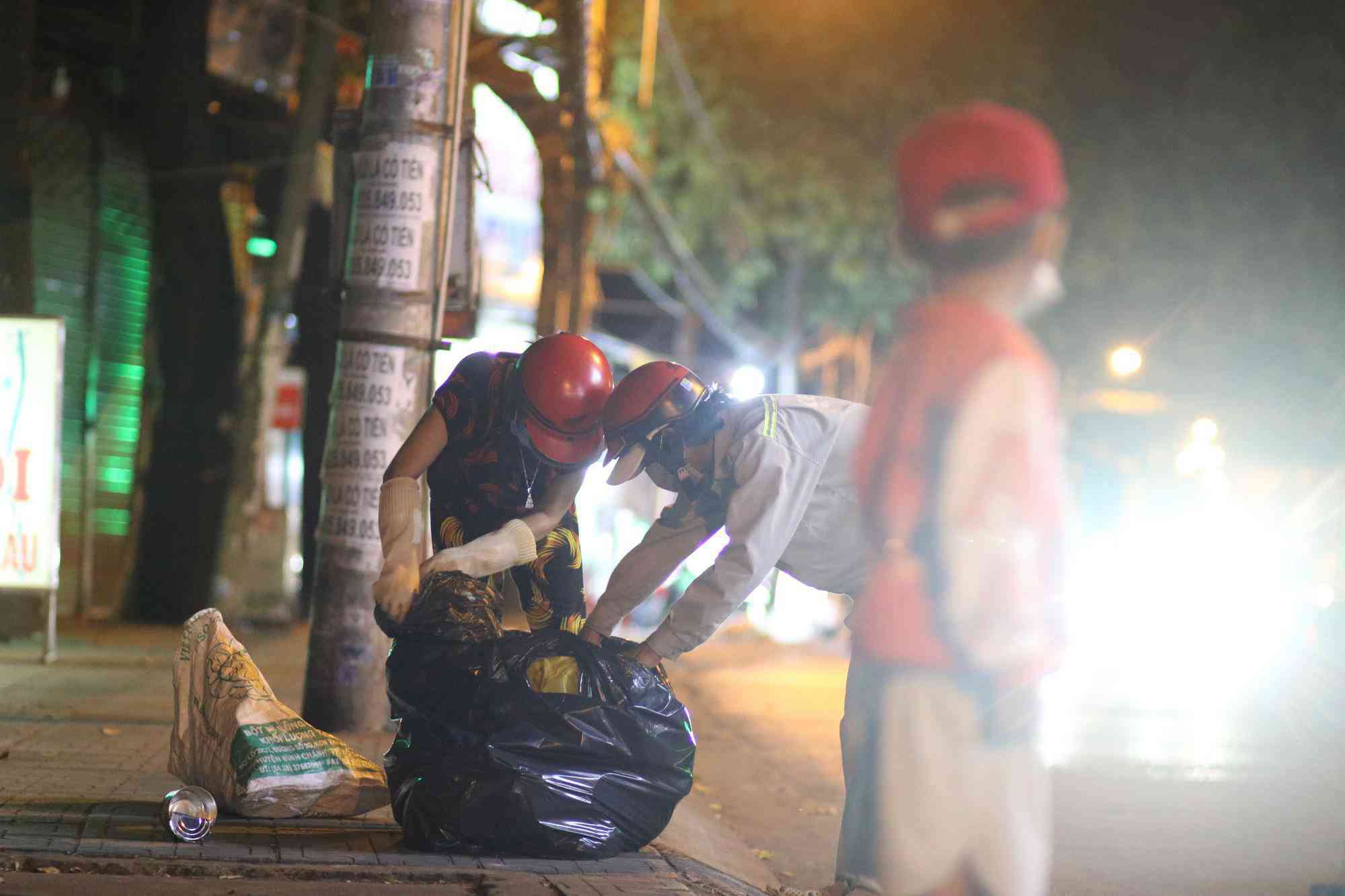 Nghèo khổ vì đẻ nhiều, lại thất nghiệp sau Tết, hai vợ chồng ẵm con trai 5 tuổi nhặt ve chai mỗi đêm - 4